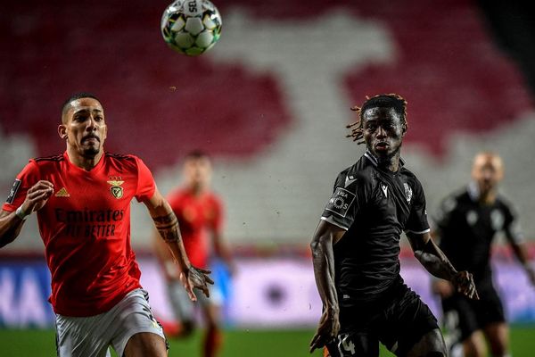 L'international ghanéen Gidéon Mensah le 5 février 2021 sous les couleurs du club portugais Vitoria Guimaraes au Luz Stadium de Lisbonne