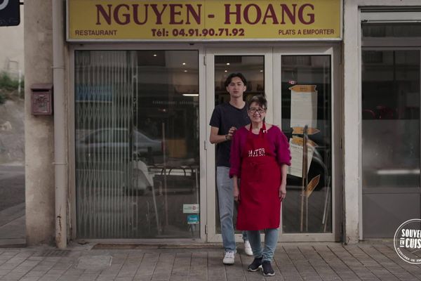 Thomas Hoang et sa grand-mère devant son restaurant