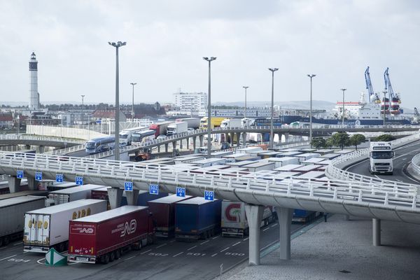 Les accès au port de Calais sont bloqués par les agents de sécurité en grève