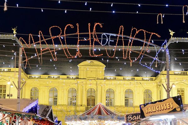 Le marché de Noël place du Parlement, à Rennes.