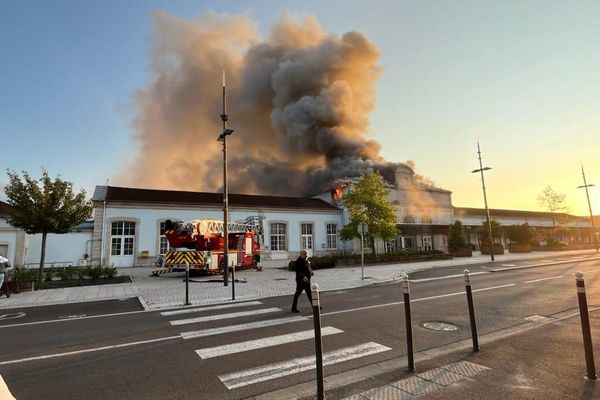 Un incendie s'est déclaré à la gare SNCF de Vesoul ce 14 septembre en début de soirée. La toiture est largement embrasée.