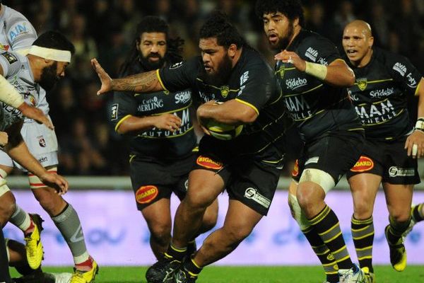 La Rochelle/Oyonnax le 7 novembre 2015 : le Rochelais Vincent Pelo (au milieu) ballon en main.