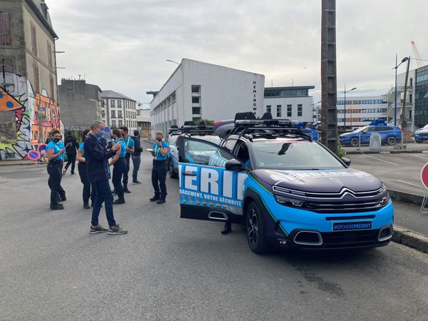 La cellule de gendarmerie au sein de la caravane du Tour de France, lors du départ de la première étape