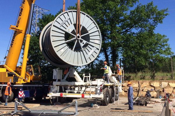 Les câbles sont étendus sur le chantier du filet de sécurité électrique qui sera mis en service en Bretagne en novembre 2017