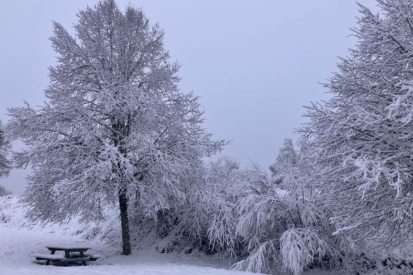 Le plateau de Millevaches, des paysages grandioses et un défi de taille pour les motards qui se réveillent les pieds dans la neige !