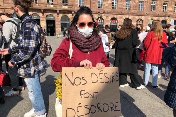 Des centaines de femmes rassemblées place Kléber à Strasbourg à l'occasion de la journée internationale des droits des femmes pour dénoncer notamment l'inégalité persistante homme-femme