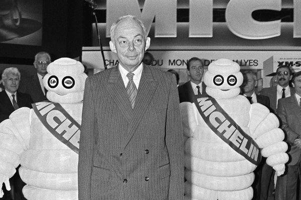 François Michelin, au Salon de l'automobile, porte de Versailles à Paris, entouré de deux bibendum, le 05 octobre 1984. 