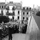 Dans ce cliché saisi par le photographe de Paris Match en 1960 à Vannes, un jeune garçon immortalise le discours du Général de Gaulle.