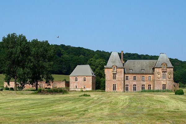 Le Mont-Dieu est la commune la moins peuplée des Ardennes avec onze habitants. Sans bourg ni bâtiments publics, elle n'est composée que de lieux-dits.