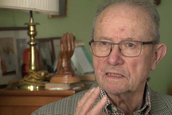 Daniel, 85 ans est résident de l'EHPAD les Parentèles à Reims, où il est pris en charge pour la maladie d'Alzheimer.