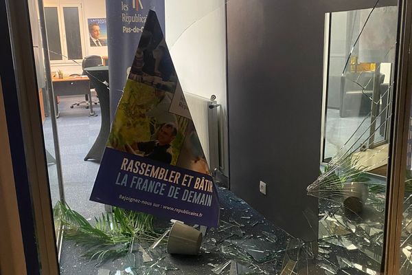 Une ou plusieurs personnes ont brisé cette nuit la vitrine de la permanence départementale du parti Les Républicains à Saint-Omer