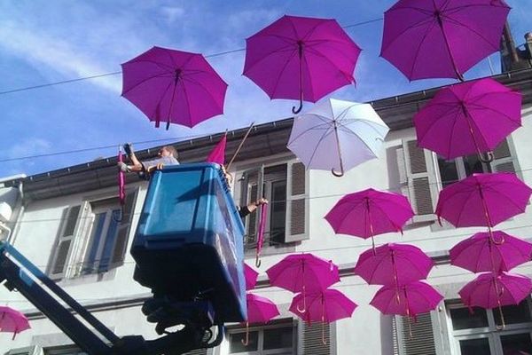 900 parapluies déployés dans la rue Brahauban à Tarbes