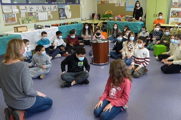 Pendant deux semaines, l'école de Janville (Eure-et-Loir) accueille sept artistes pour sensibiliser les élèves à différentes formes d'art.