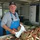 A Saint-Aubin-sur-Mer, André Boullier, surnommé Dédé, vend les fruits de la mer pêchés par le doris Jourdan Valentine