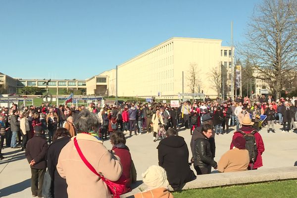 Un rassemblement à Caen, samedi 26 février 2022, en soutien à la population ukrainienne.