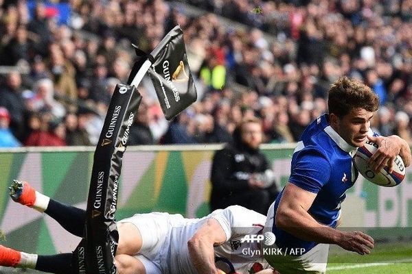 Damian Penaud et Chris Ashton pendant le match Angleterre-France le 10 février à Londres