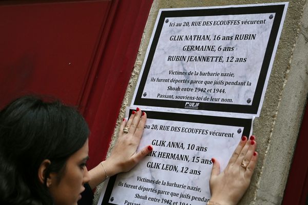 Une plaque, un nom et une adresse. Des affiches ont été collées cette nuit en la mémoire des enfants juifs déportés.