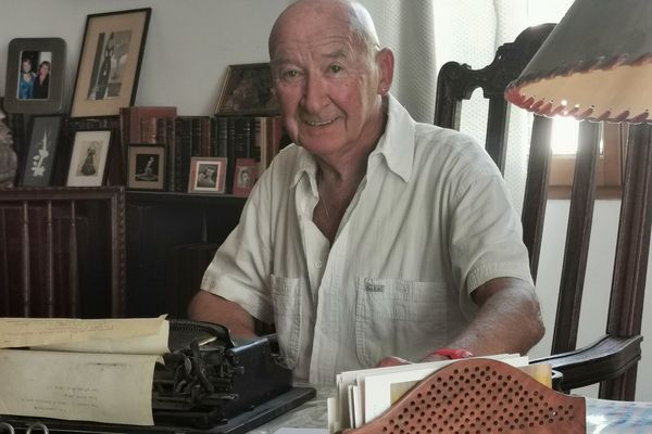 Hugo Steeman assis au bureau de son père, Stanislas-André Steeman, dans leur maison de Menton.