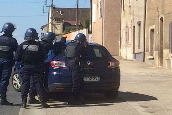 Les gendarmes prêts à intervenir pour arrêter le forcené retranché dans une maison du village de La Chapelle de Guinchay