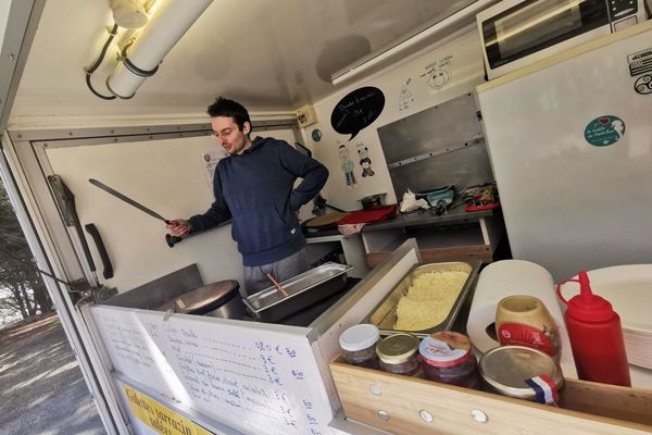 Samuel dans sa crêperie ambulante. Le jeune autiste a monté son auto-entreprise après avoir essuyé une multitude de refus d'embauche