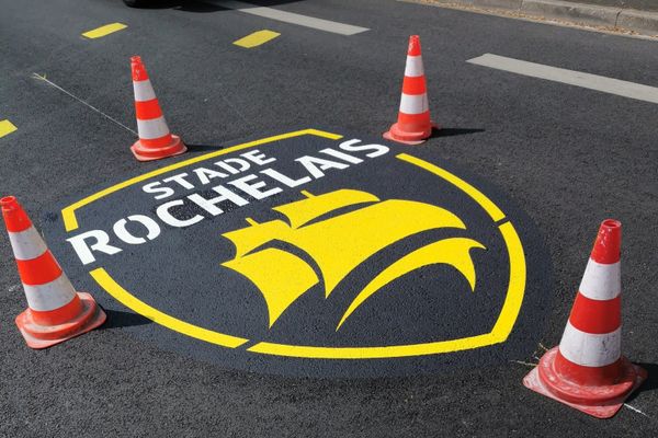 Des drapeaux du Stade Rochelais qui s'affichent un peu partout en ville.