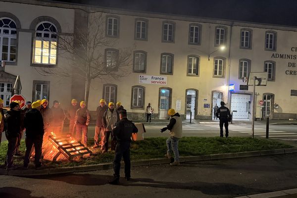 Dès le début d'après-midi, une quinzaine d'agriculteurs s'est spontanément réunie aux abords de la cité administrative de Guéret pour protester contre les arrestations.