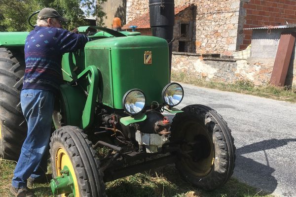 L'objet du délit, un tracteur de la marque Société Française de 1951