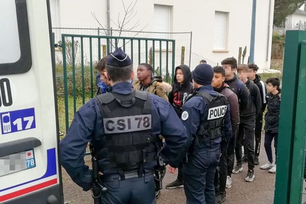 Des images montrant des interpellations de masse de jeunes à Mantes-la-Jolie, jeudi 6 décembre, ont créé la polémique en plein mouvement des gilets jaunes. Elles font suite à des incidents devant le lycée Saint-Exupéry, situé dans la ville.