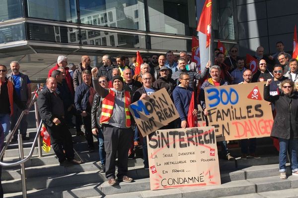 Une soixantaine de salariés s'est réunie devant le tribunal administratif de Grenoble ce jeudi. Photo d'archives.