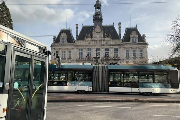 Une bonne surprise pour les voyageurs ce samedi 7 décembre à Limoges. En plus de dire bonjour, les chauffeurs de bus relayaient l'annonce tombée la veille : gratuité sur l'ensemble du réseau TCL pour les trois week-ends avant Noël.