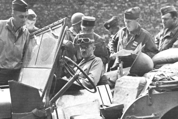 Le général Leclerc, photographié sur le front avec ses hommes de la deuxième division blindée (2DB), pendant la Seconde Guerre mondiale.