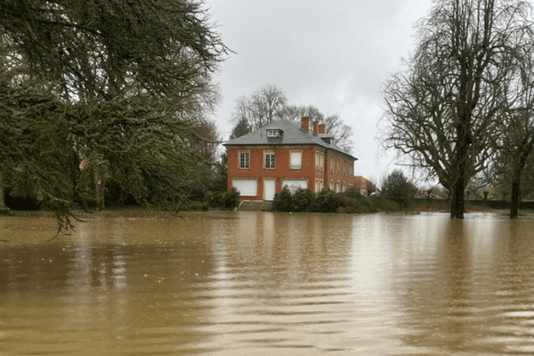 Le lendemain de l'inondation, sur la propriété de la famille Rousselle.