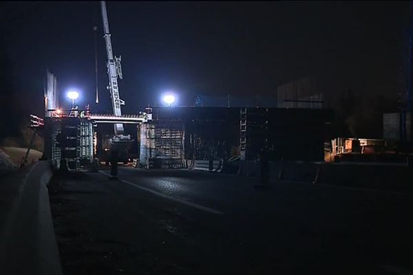 L'écopont en construction dans la nuit du 5 décembre 2017