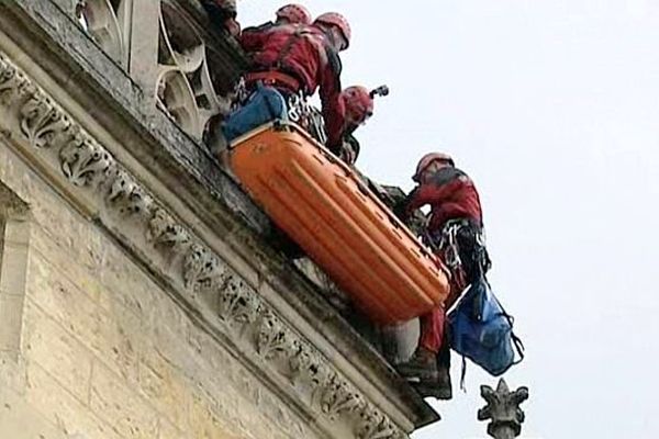 Les pompiers sur le toit de la cathédrale de Nevers