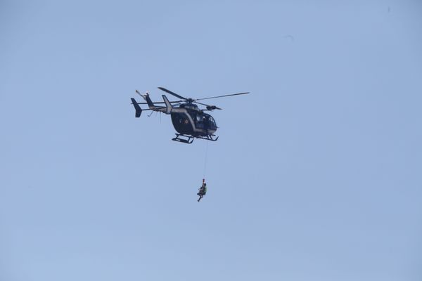 L'hélicoptère de secours de la gendarmerie (photo d'illustration) vient en aide aux randonneurs blessés. 