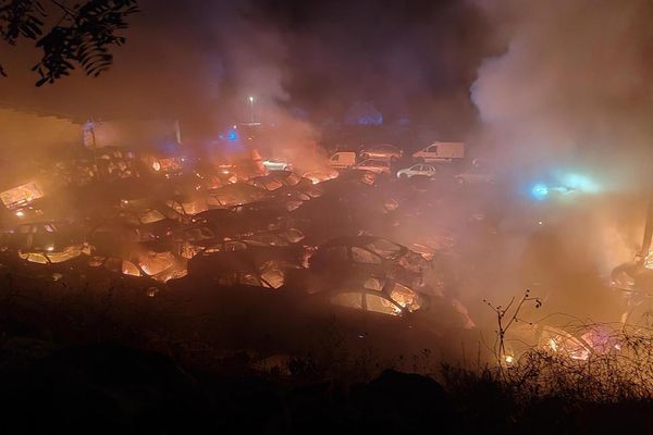 Quarante pompiers sont intervenus pour éteindre le feu de la casse automobile de Valflaunès.