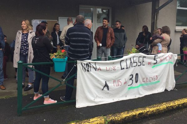 À Ouville-la-Rivière (Seine-Maritime), les parents se sont mobilisés pour demander une réduction du nombre d'élèves par classe en primaire.