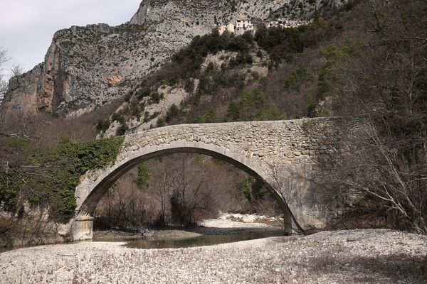 La commune d'Aiglun dans les Alpes-de-Haute-Provence fait face à une sécheresse prématurée le 14 mars 2023.