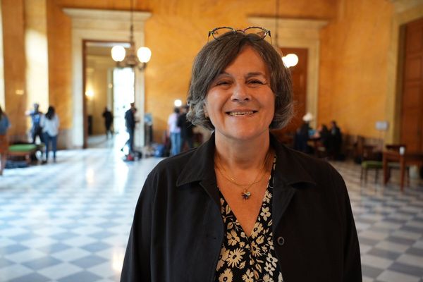 Dominique Voynet, député de la 2e du Doubs dans les couloirs de l'Assemblée nationale.