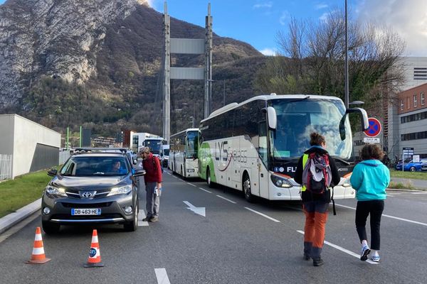 Un "tractage filtrant" était organisé ce lundi 20 mars à partir de 7h30 au Pont d'Oxford, à Grenoble, en Isère.