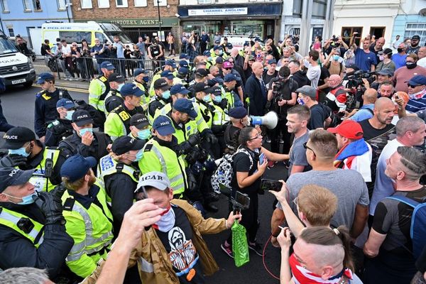 Des policiers britanniques séparant manifestants pro et anti-migrants ce samedi à Douvres.