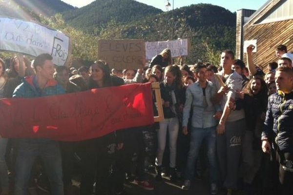 Le 6 novembre, les élèves ont manifesté devant leur lycée