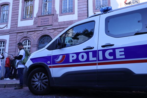 Les deux policiers parisiens jugés sont soupçonnées d'avoir porté plusieurs coups de poing, de pied et de matraque contre la personne en garde à vue.