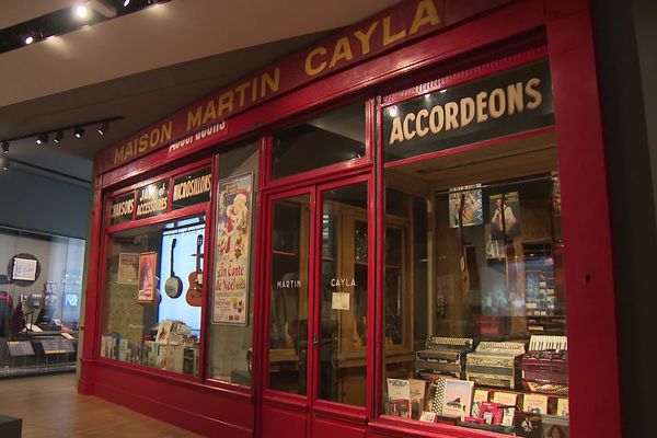 La boutique Cayla, temple parisien de l'accordéon, reconstiyuée à l'oidentique dans la cité de l'accordéon et des patrimoines de Tulle, qui ouvre enfin ses portes au public ce samedi 6 avril.