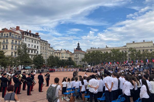 La cérémonie a démarré place Bellecour en présence de nombreux élèves de l'agglomération lyonnaise.