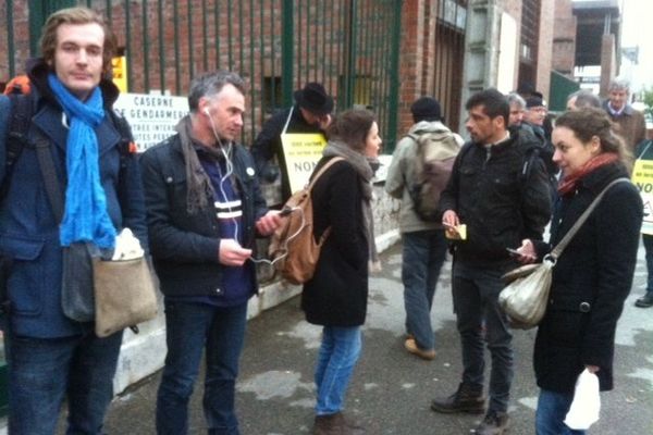 Les cinq gardés à vue après leur sortie de la gendarmerie.