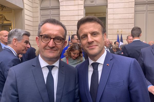 Christophe Choserot, le maire de Maxéville (Meurthe-et-Moselle) et Emmanuel Macron lors de la cérémonie d'investiture du 7 mai 2022.