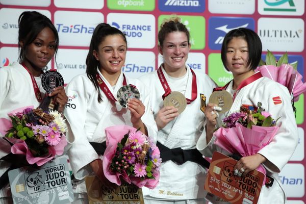 Astrid Gneto (médaille d'argent), Gefen Primo (médaille d'or), Masha Ballhaus (médaille de bronze) et Sumiyabazar Enkhtaivan (médaille de bronze) sur le podium des -52 kg du Paris Grand Slam 2021.