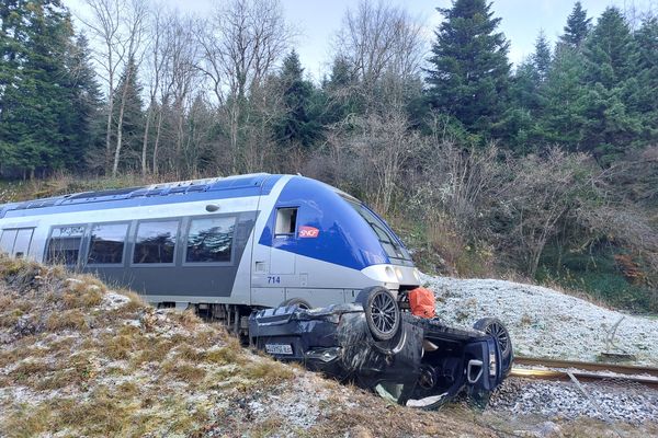 Une voiture a failli être percutée par un train sur la commune de Longemaison.