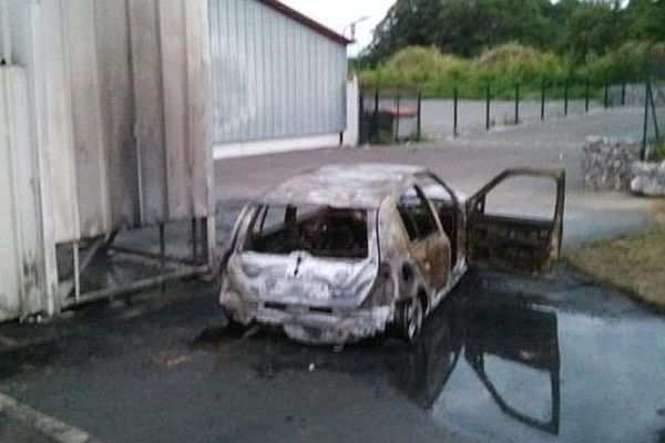 La police a relevé la plaque de la voiture brûlée et identifié son propriétaire.